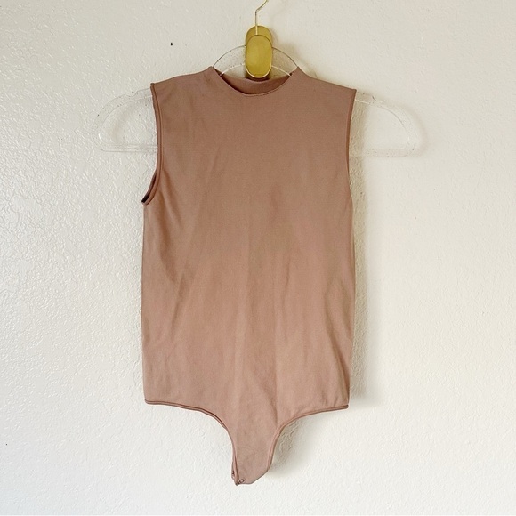 NEW Skims ESSENTIAL CREW NECK SLEEVELESS BODYSUIT size small medium - Picture 5 of 11